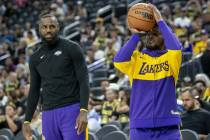 El forward de Los Angeles Lakers LeBron James, izquierda, observa al guard Bronny James Jr., de ...