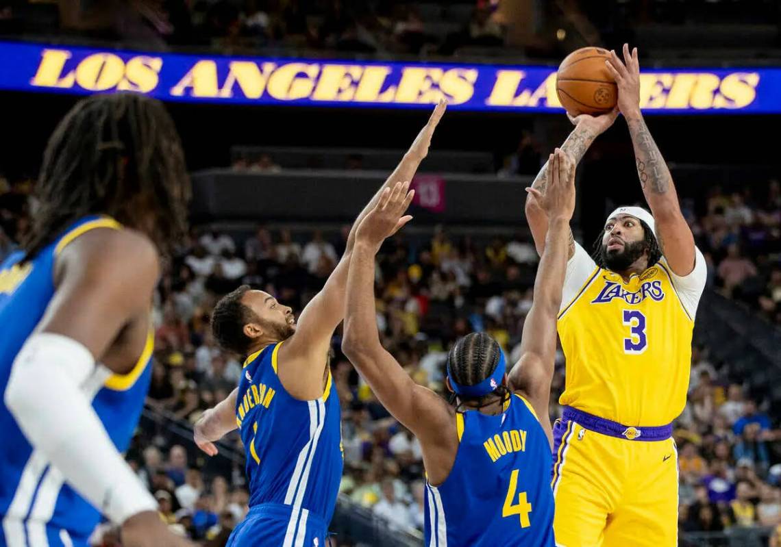 El forward de los Los Angeles Lakers Anthony Davis (3) dispara durante el partido de pretempora ...