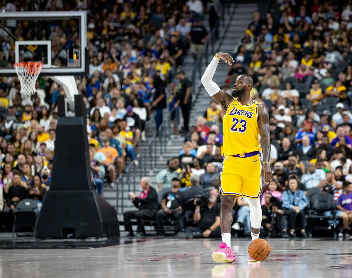 El forward de los Los Angeles Lakers LeBron James (23) dirige al equipo durante el partido de p ...