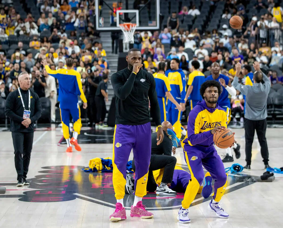 El forward de los Los Angeles Lakers LeBron James, a la izquierda, y el guard Bronny James Jr., ...