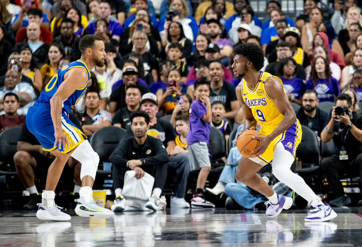 El guard de los Los Angeles Lakers Bronny James Jr. (9) compite contra el guard de los Golden S ...