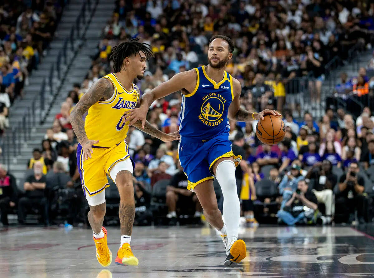 El forward de los Golden State Warriors Kyle Anderson (1) dribla alrededor del guard de los Gol ...