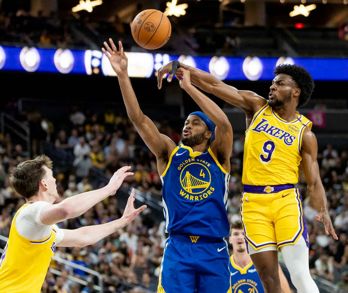 El guard de los Los Angeles Lakers Bronny James Jr. (9) le quita el balón al guard de los Gold ...