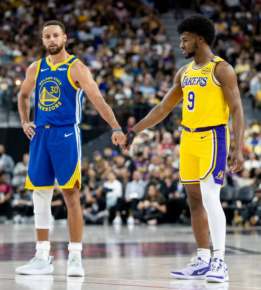 El guard de los Golden State Warriors Stephen Curry (30) y el guard de los Los Angeles Lakers B ...