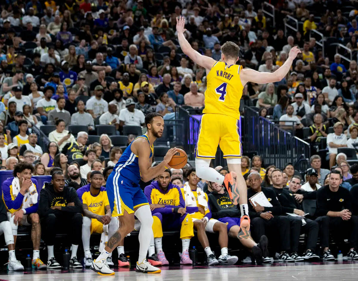 El forward de los Golden State Warriors Kyle Anderson (1) amaga con el balón ante el guard de ...