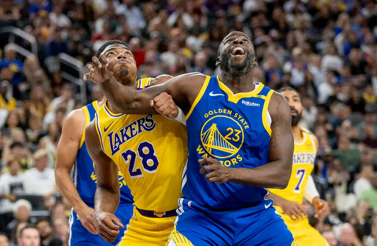 El forward de los Los Angeles Lakers Rui Hachimura (28) y el forward de los Golden State Warrio ...