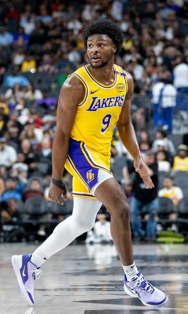 El guard de los Los Angeles Lakers Bronny James Jr. (9) observa una jugada cerca del aro durant ...