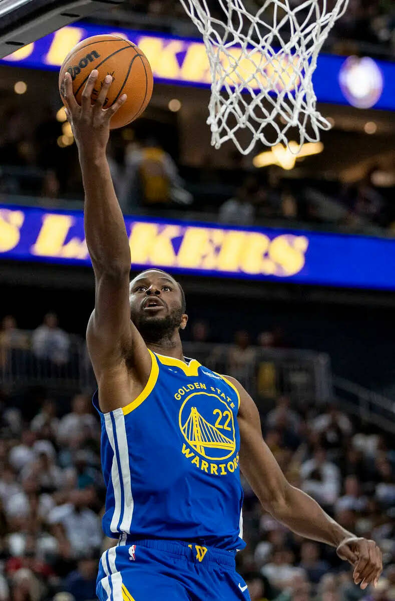 El forward de los Golden State Warriors Andrew Wiggins (22) intenta una bandeja durante el part ...