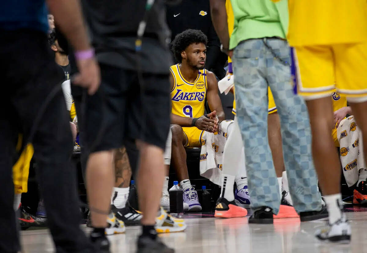 El guard de los Los Angeles Lakers Bronny James Jr. (9) se sienta en la banca durante el partid ...