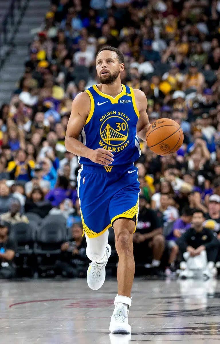 El guard de los Golden State Warriors Stephen Curry (30) dribla el balón por la cancha durante ...