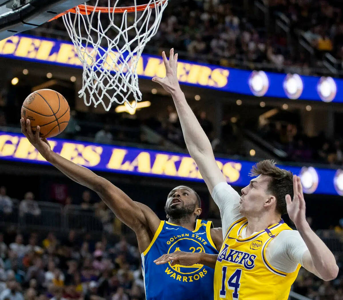 El center de los Los Angeles Lakers Colin Castleton (14) intenta bloquear al forward de los Gol ...