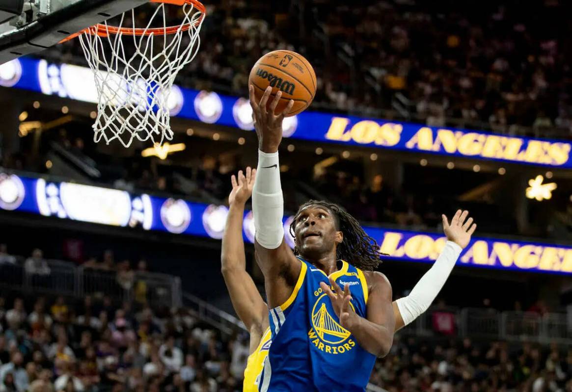 El forward de los Golden State Warriors Kevon Looney (5) intenta una bandeja durante el partido ...