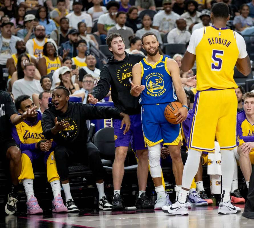 El guard de los Golden State Warriors Stephen Curry (30) y el banquillo de los Los Angeles Lake ...