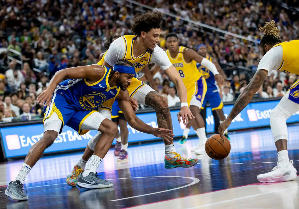 El guard de los Golden State Warriors Moses Moody (4) y el center de los Los Angeles Lakers Jax ...