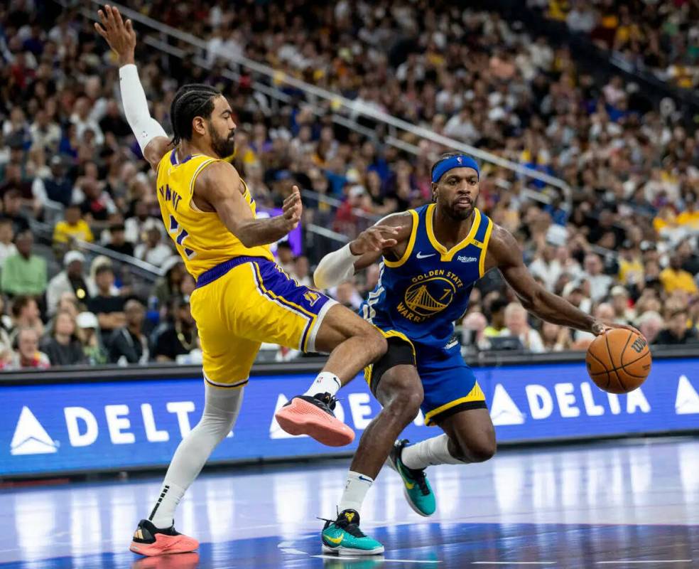 El guard de los Golden State Warriors Buddy Hield (7) y el guard de los Los Angeles Lakers Gabe ...