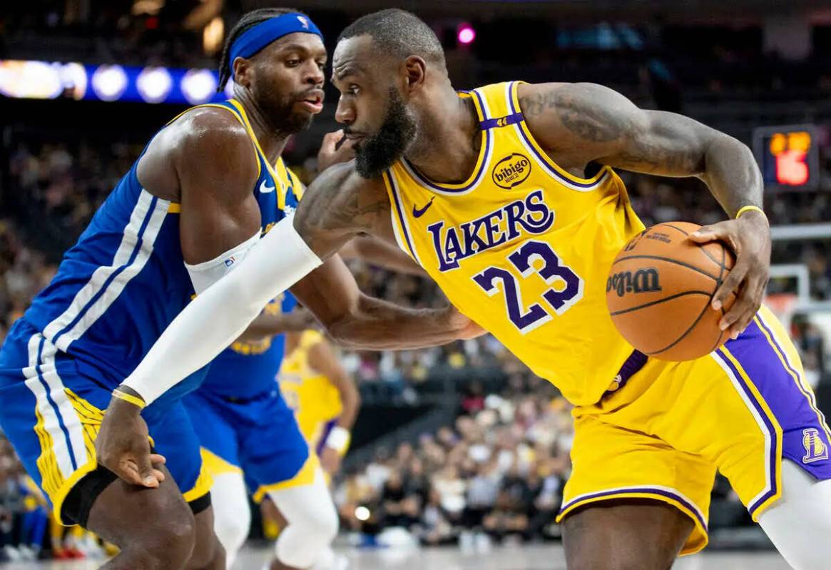 El forward de los Los Angeles Lakers LeBron James (23) intenta pasar al guard de los Golden Sta ...