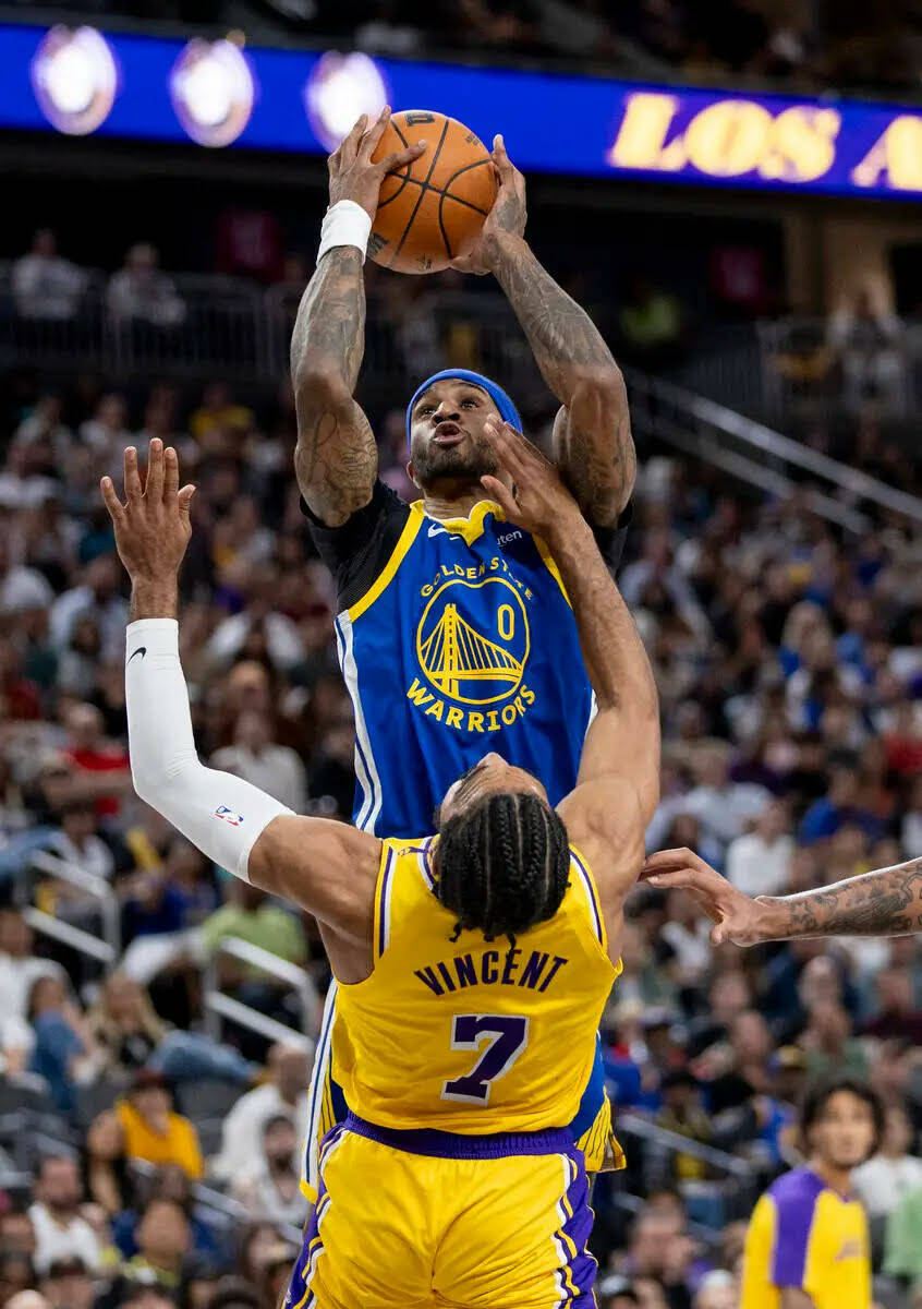 El guard de los Golden State Warriors Gary Payton II (0) dispara el balón sobre el guard de lo ...