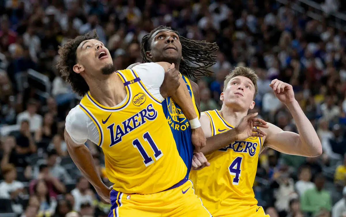 El center de los Los Angeles Lakers Jaxson Hayes (11), el forward de los Golden State Warriors ...