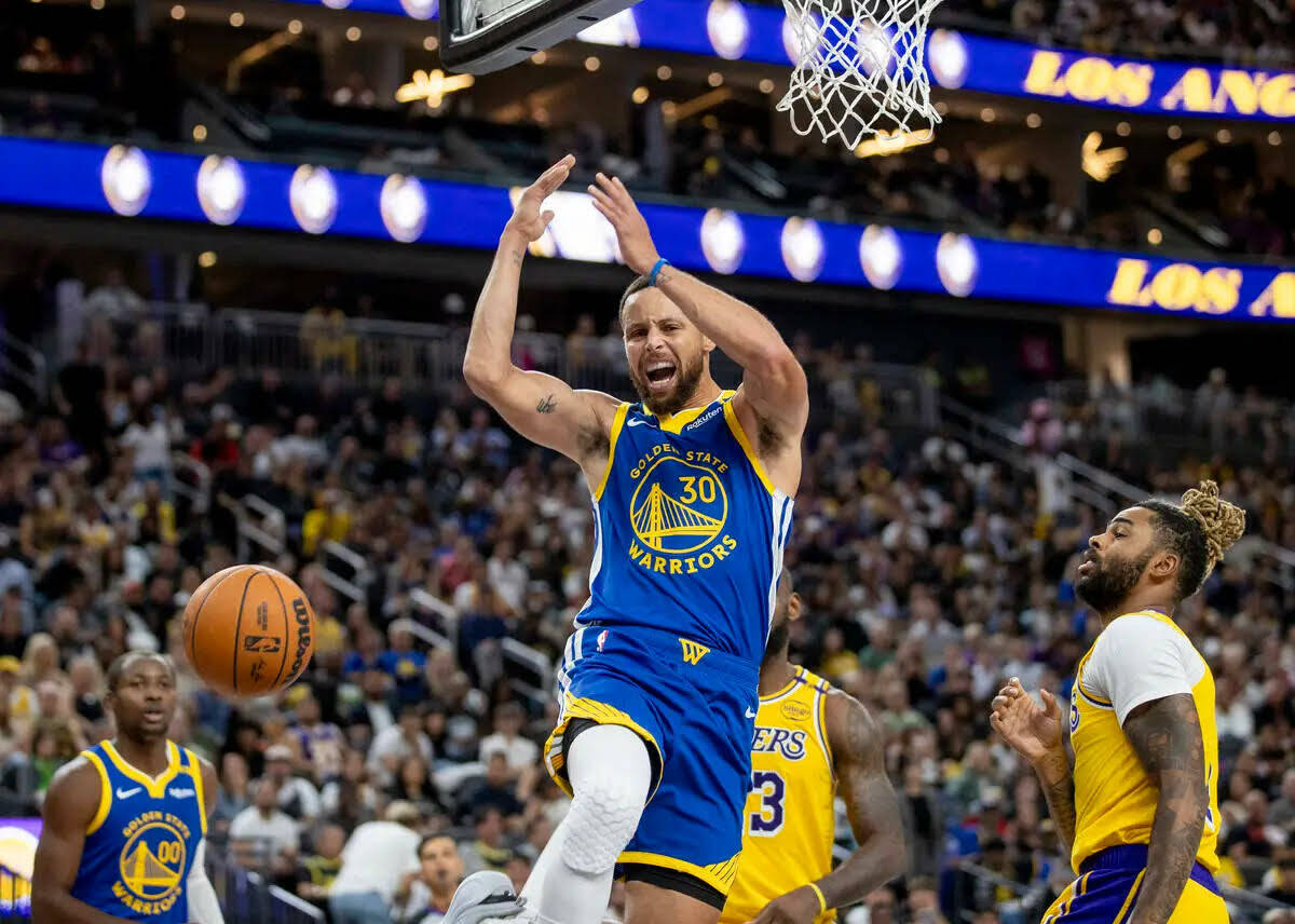 El guard de los Golden State Warriors Stephen Curry (30) reacciona después de que se pitara un ...