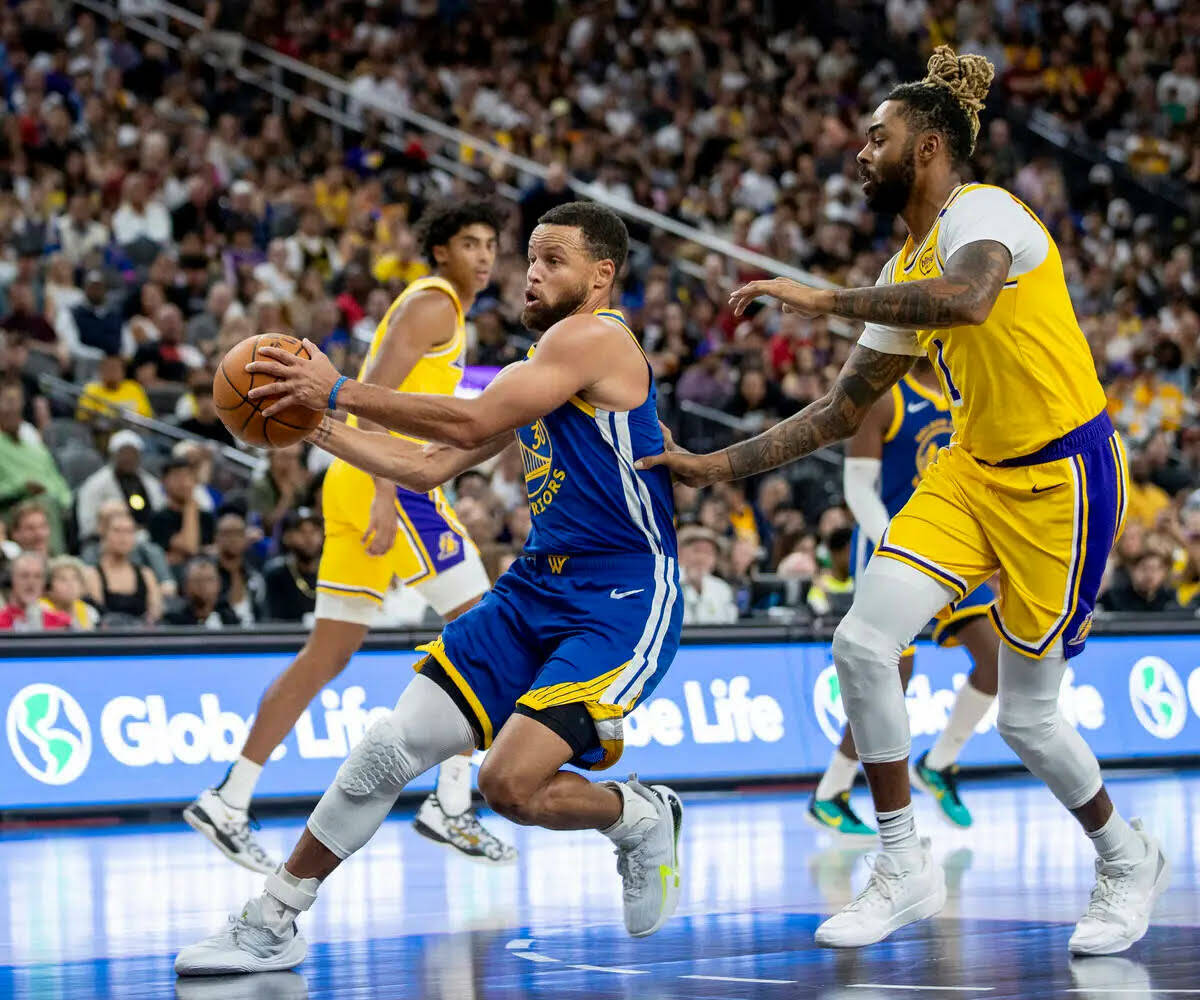 El guard de los Golden State Warriors Stephen Curry (30) conduce hacia la canasta durante el pa ...