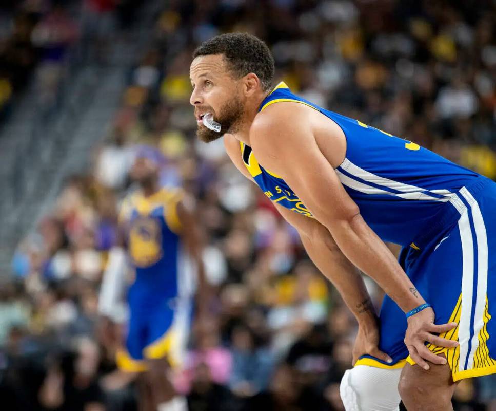 El guard de los Golden State Warriors Stephen Curry (30) observa un tiro libre durante el parti ...