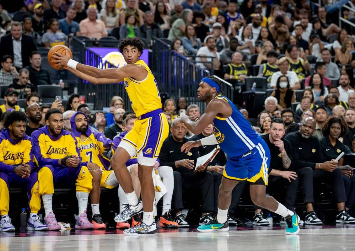 El guard de los Los Angeles Lakers Max Christie (12) mantiene el balón alejado del guard de lo ...