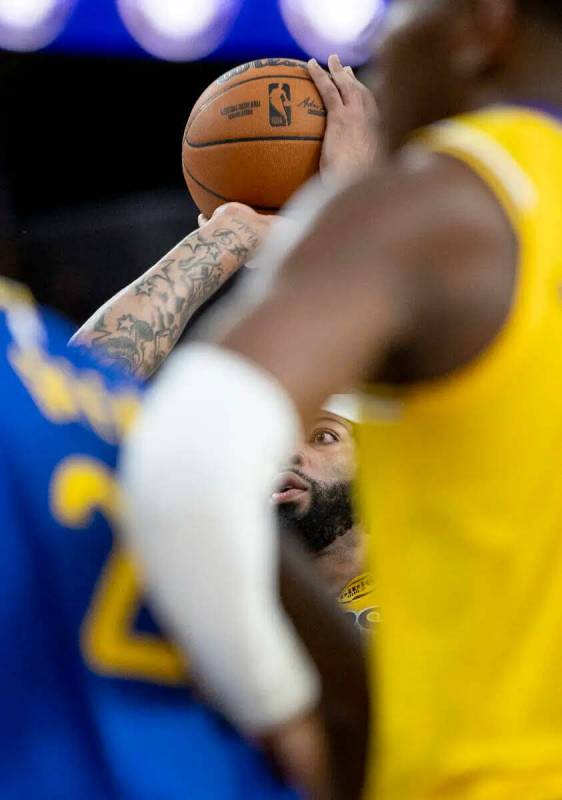 El forward de los Los Angeles Lakers Anthony Davis (3) lanza un tiro libre durante el partido d ...