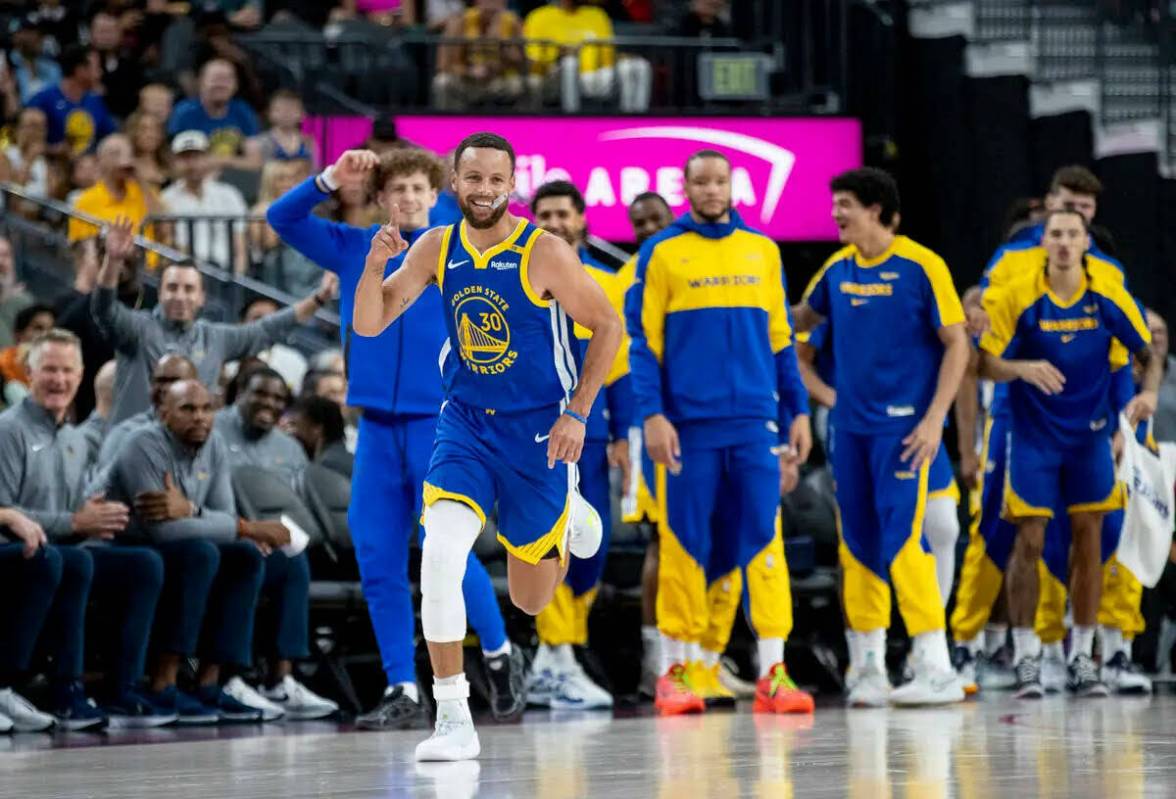 El guard de los Golden State Warriors Stephen Curry (30) celebra una canasta durante el partido ...