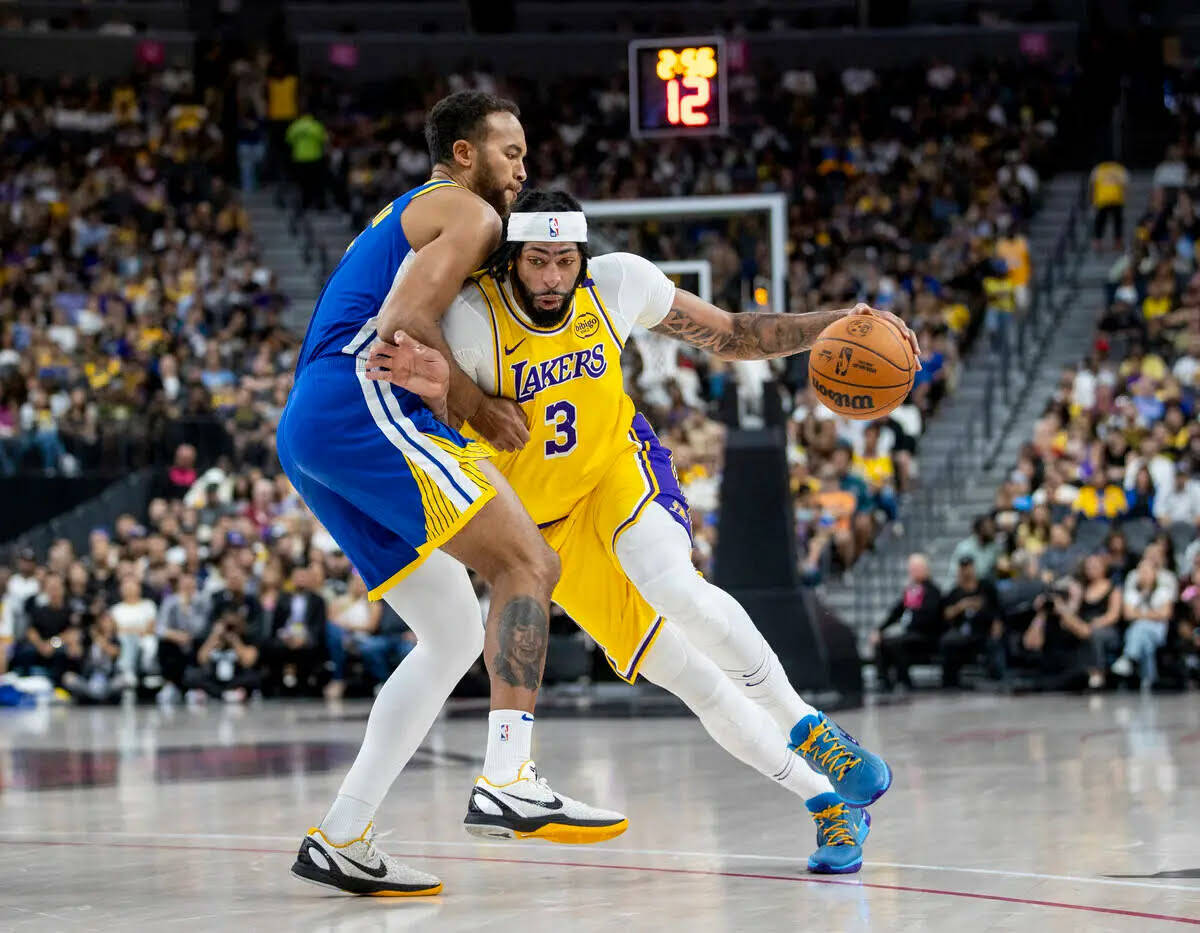 El forward de los Los Angeles Lakers Anthony Davis (3) intenta pasar al forward de los Golden S ...