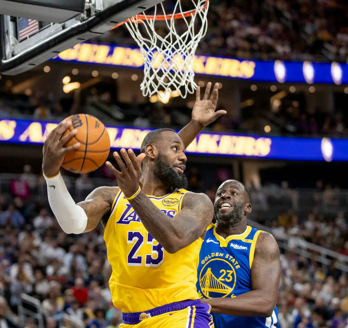 El forward de los Los Angeles Lakers LeBron James (23) busca pasar el balón durante el partido ...