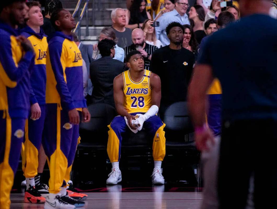 El forward de los Los Angeles Lakers Rui Hachimura (28) es presentado antes del partido de pret ...