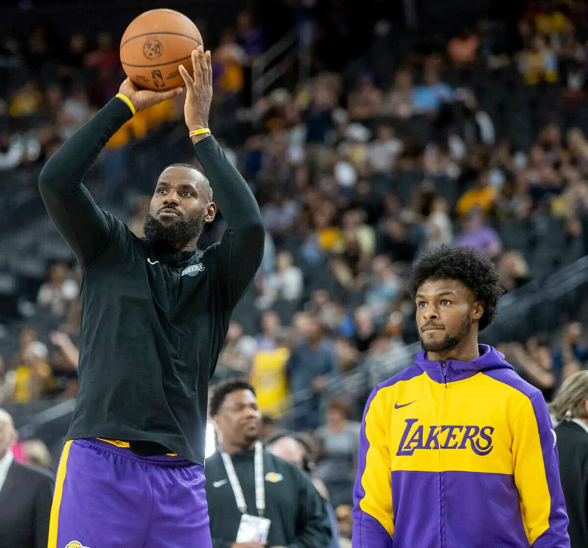 El forward de los Los Angeles Lakers LeBron James, a la izquierda, y el guard Bronny James Jr., ...