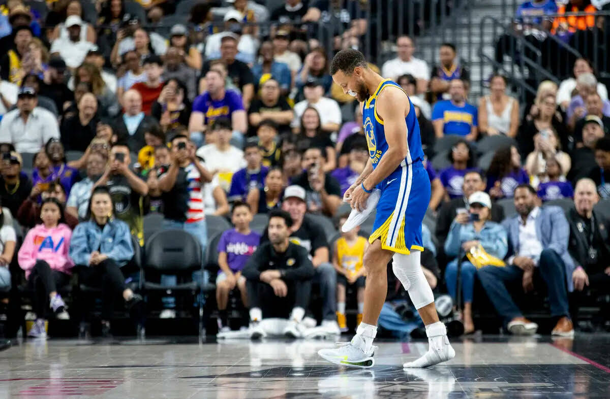 El guard de los Golden State Warriors Stephen Curry (30) trata de ponerse de nuevo su zapato du ...