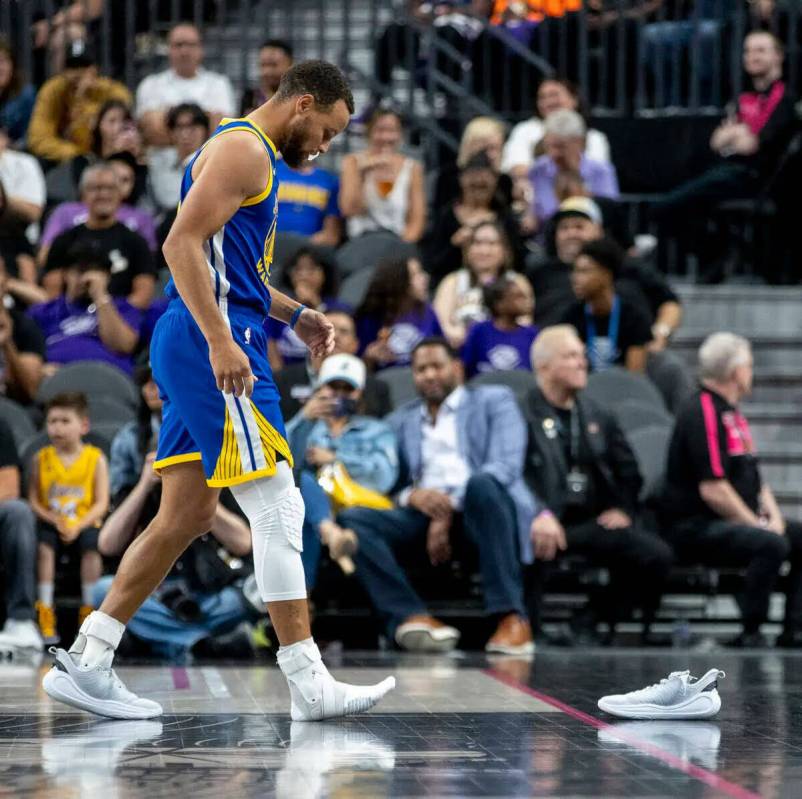 El guard de los Golden State Warriors Stephen Curry (30) va por su zapato durante el partido de ...