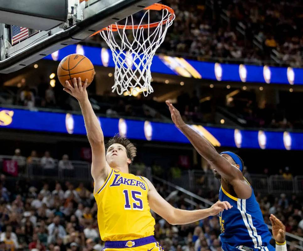 El guard de los Los Angeles Lakers Austin Reaves (15) intenta una bandeja durante el partido de ...