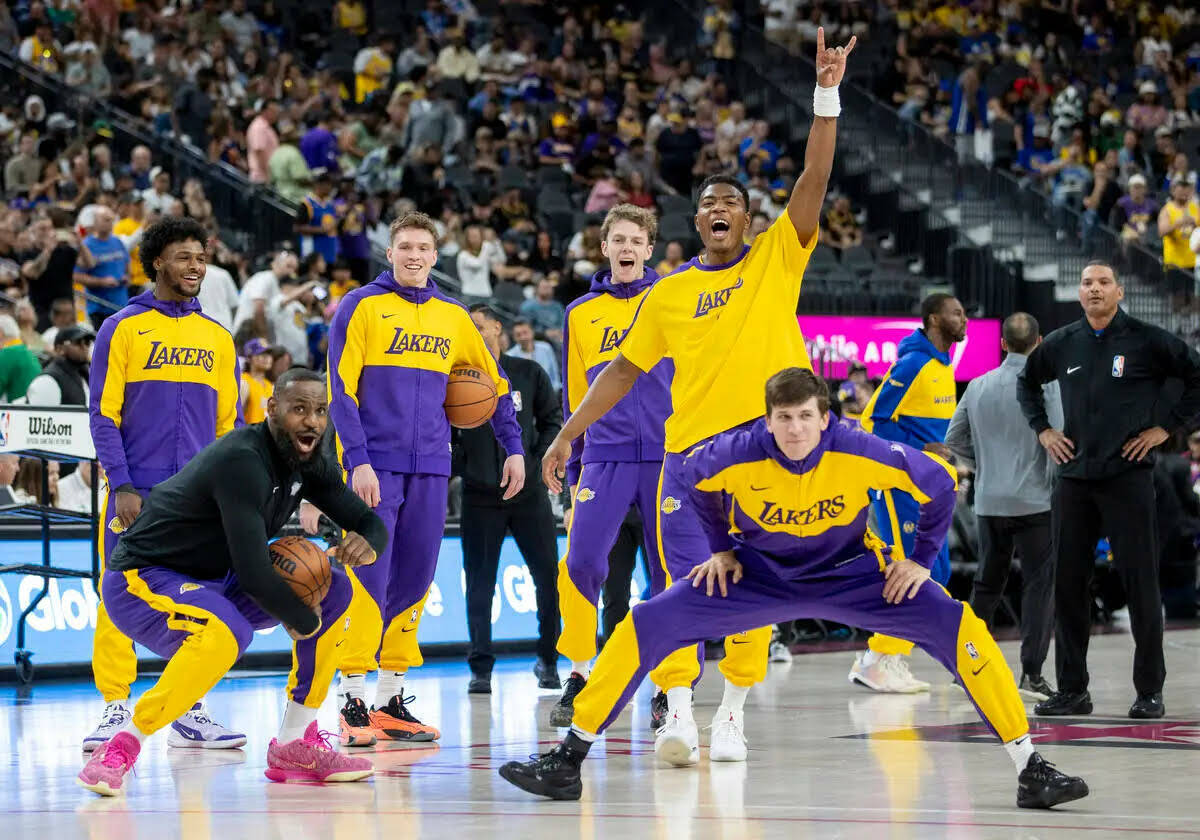 Los Los Angeles Lakers reaccionan durante los ejercicios de calentamiento antes del partido de ...