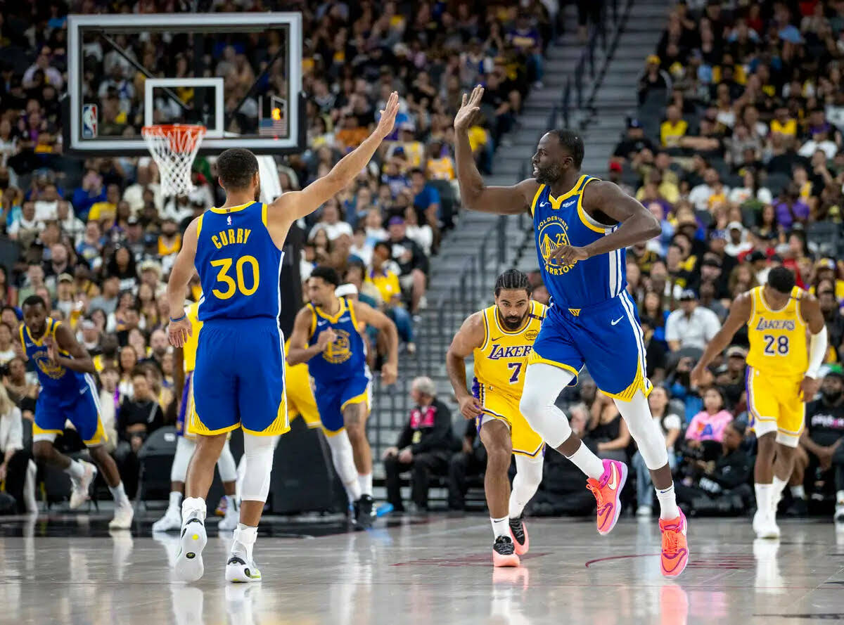 El forward de los Golden State Warriors Draymond Green (23) y el guard de los Golden State Warr ...