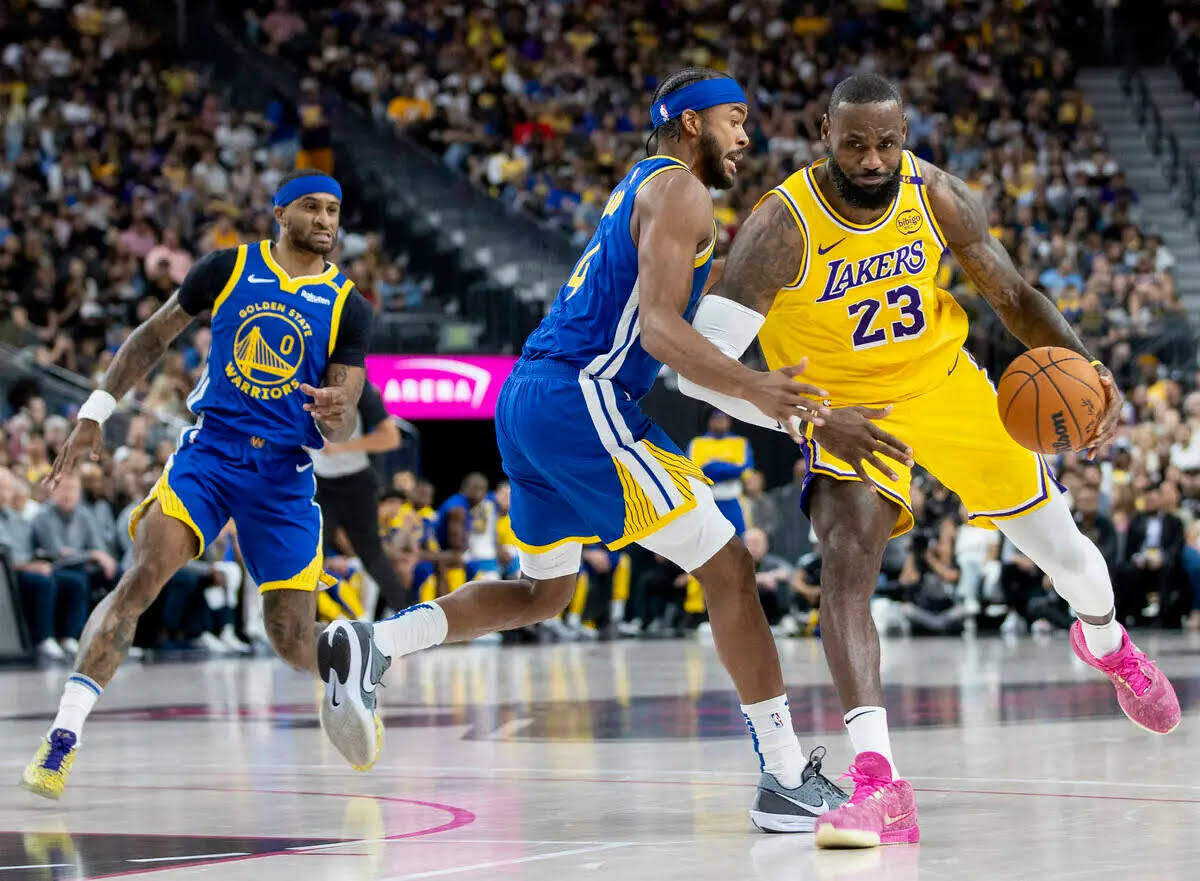 El forward de los Los Angeles Lakers LeBron James (23) intenta pasar al guard de los Golden Sta ...