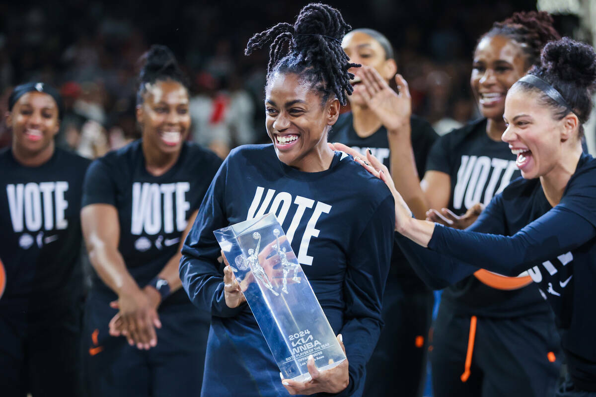 La guardia de las Aces Tiffany Hayes (15) celebra con Alysha Clark, a la derecha, tras ganar el ...