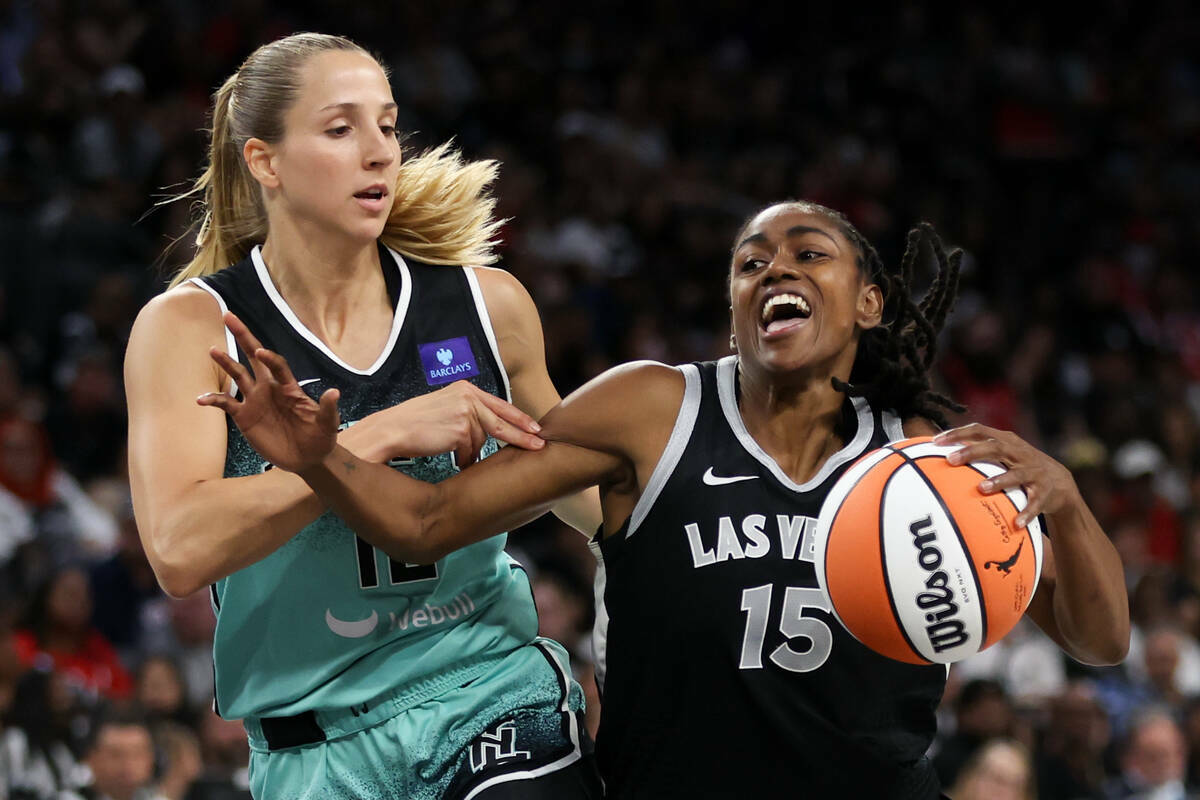 La guardia de Las Vegas Aces Tiffany Hayes (15) conduce hacia el aro contra la guardia de New Y ...