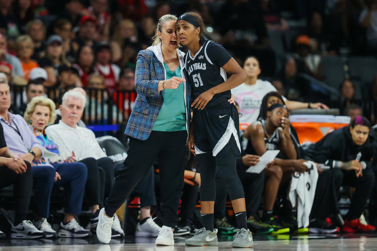 La entrenadora de las Aces, Becky Hammon, entrena a la base de las Aces Sydney Colson (51) dura ...