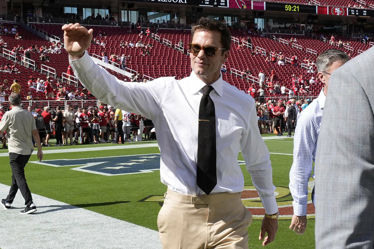 El exquarterback Tom Brady saluda a los fans antes en un partido de fútbol americano de la NFL ...