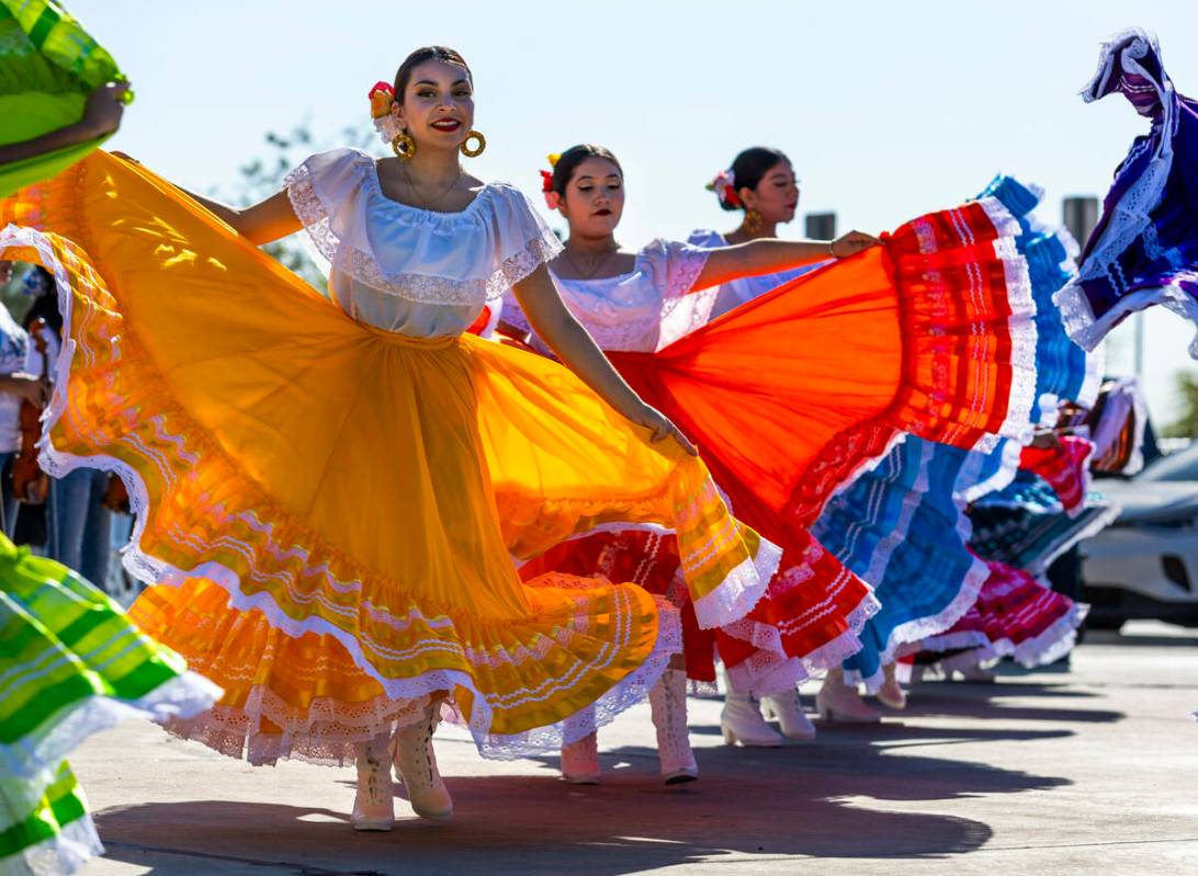 Bailarines folclóricos estudiantiles respaldados por una banda de mariachis se presentan en el ...