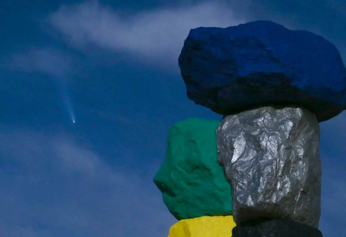 “Seven Magic Mountains”, del artista Ugo Rondinone, es iluminada por una superluna mientras ...