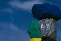 “Seven Magic Mountains”, del artista Ugo Rondinone, es iluminada por una superluna mientras ...