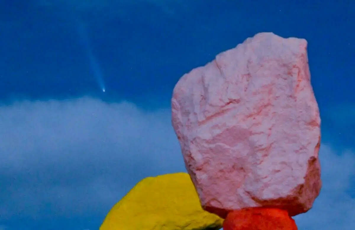 “Seven Magic Mountains”, del artista Ugo Rondinone, es iluminada por una superluna mientras ...