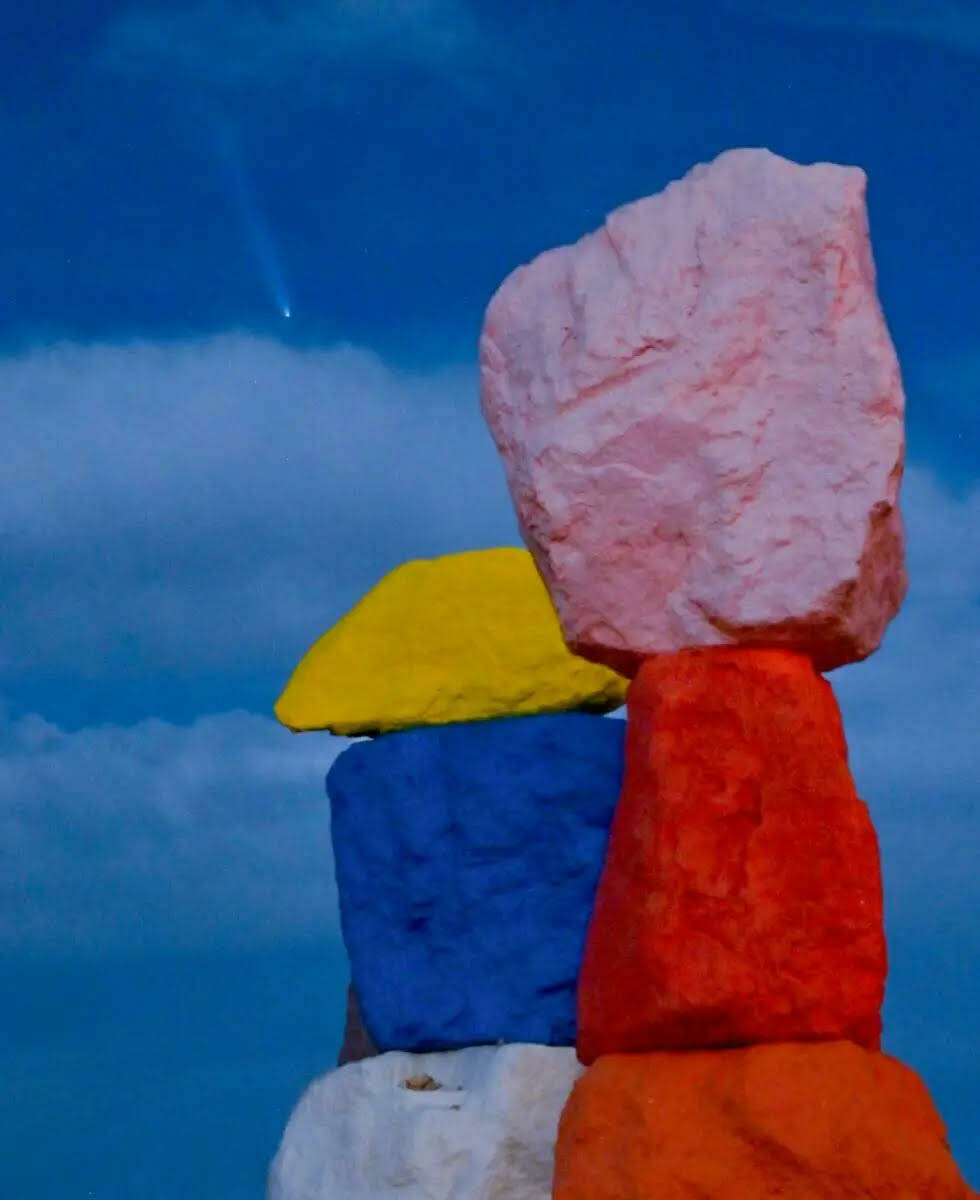 “Seven Magic Mountains”, del artista Ugo Rondinone, es iluminada por una superluna mientras ...