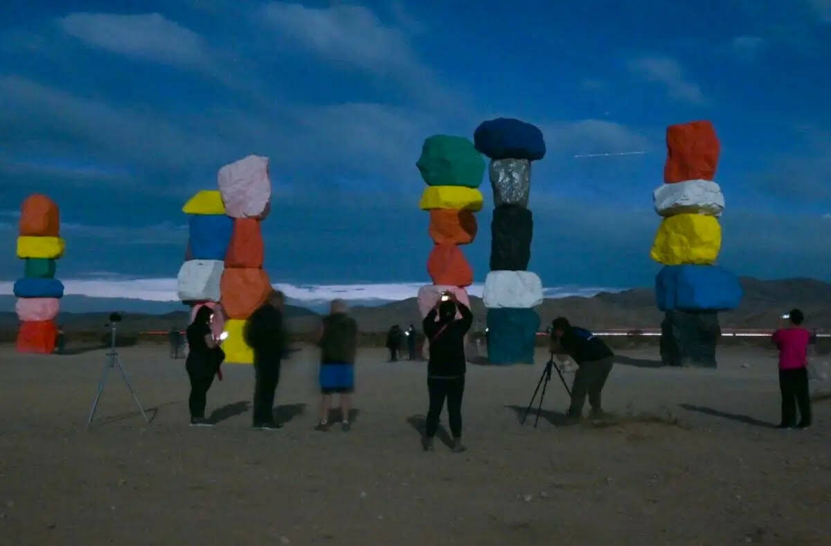 Personas se reúnen en Seven Magic Mountains para observar y fotografiar el cometa Tsuchinshan- ...