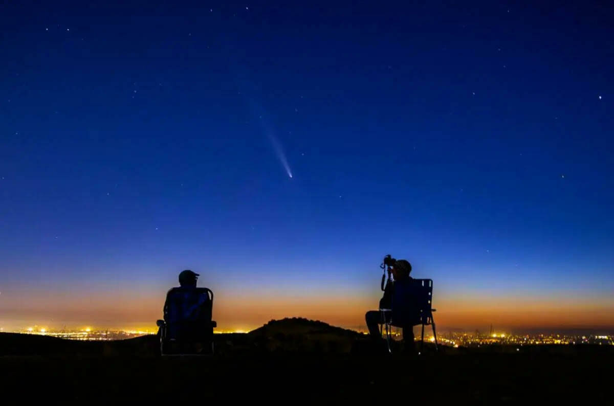 El cometa Tsuchinshan-Atlas aparece en el cielo nocturno occidental mientras los fotógrafos af ...