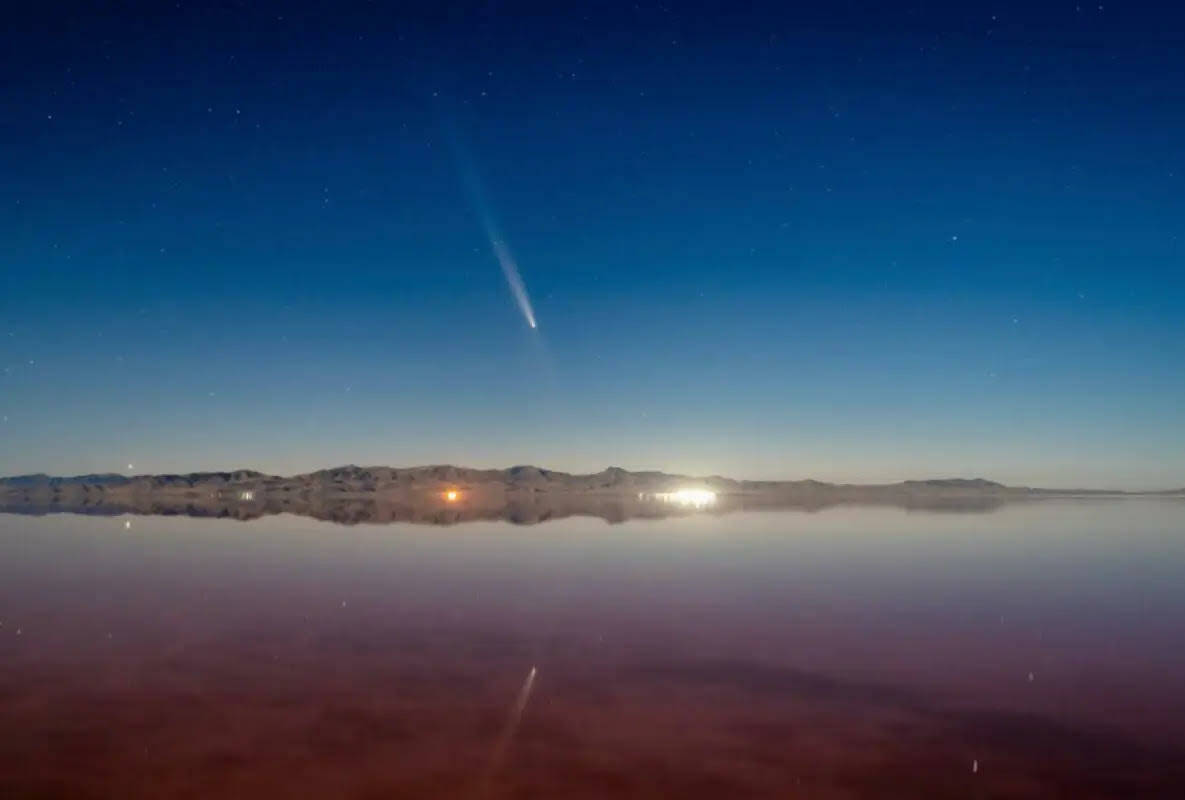 El cometa Tsuchinshan-Atlas es visible en el cielo sobre el Gran Lago Salado al oeste de Salt L ...